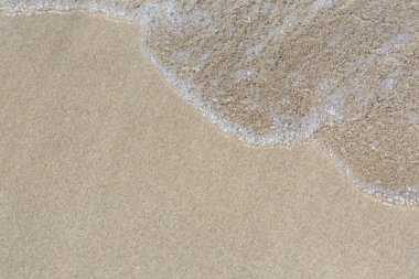 Sahilde deniz dalga yumuşak