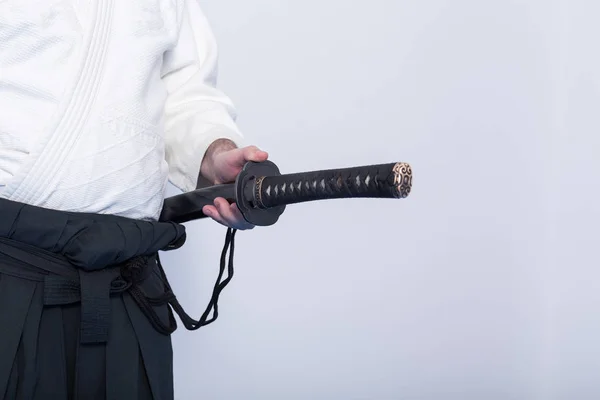 Een man met katana op Iaido praktijk — Stockfoto