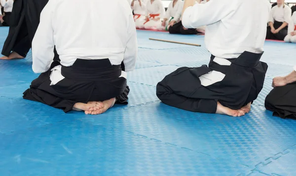 Pessoas em quimono em artes marciais seminário de treinamento de armas — Fotografia de Stock