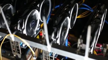 Cryptocurrency madencilik raf grafik kartları ile
