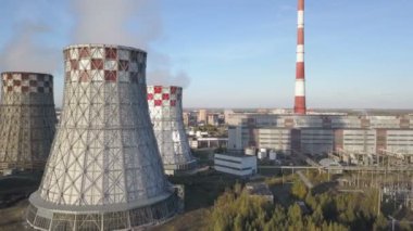 Büyük boru ile termal enerji üreten bitki üzerinde uçan.