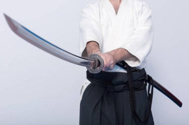Katana Iaido pratik üzerinde olan bir adam