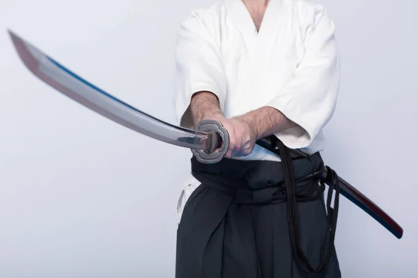 Egy ember a Iaido gyakorlati Katana — Stock Fotó