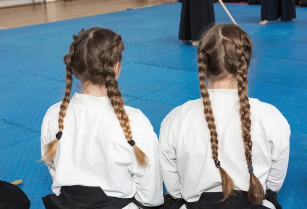 Dos chicas en kimono y hakama en entrenamiento de artes marciales —  Fotos de Stock