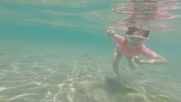 Meisje met masker zwemmen in de zee — Stockvideo