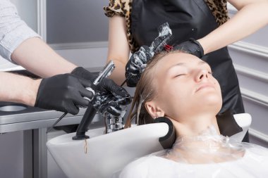 Sarışın bir kadın müşteri Kuaför Salonu saç boyama