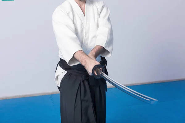 Un hombre con katana en la práctica de Iaido — Foto de Stock