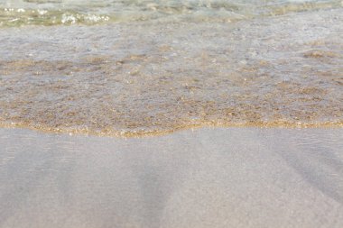 Sahilde deniz dalga yumuşak