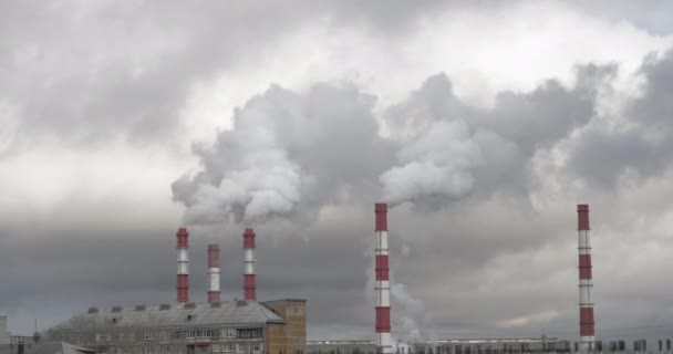 Uma fumaça saindo do tubo na Central Electric Heat Plant — Vídeo de Stock