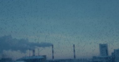 Pencere camındaki parlak mavi buz deseni. Arka planda Chp 'in tüttürme piposu odaklanmamış