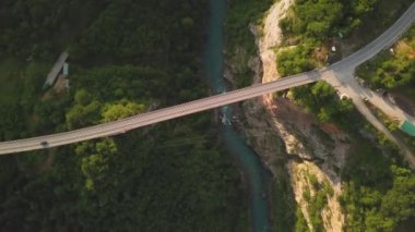 Kuzey Karadağ'daki Tara Nehri üzerindeki Curceviç Köprüsü. Havadan çekilen görüntüler