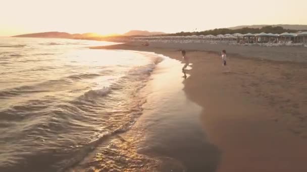 Irmã e irmão que estão brincando no mar — Vídeo de Stock