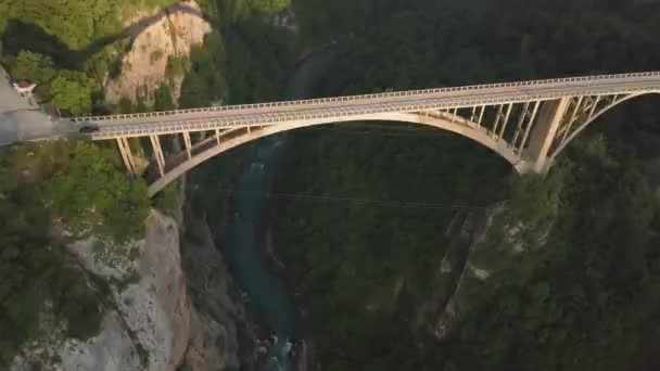 Ponte Djurdjevic sul fiume Tara nel nord del Montenegro. Filmati aerei — Video Stock