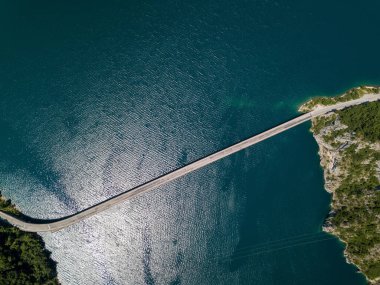 Piva Gölü üzerinde bir köprünün üzerinde sürüş bir araba hava görüntüleri