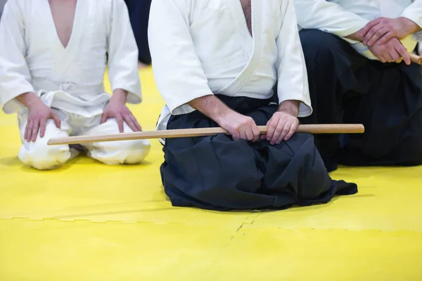 Människor i Kimono på kampsport vapen utbildning seminarium — Stockfoto