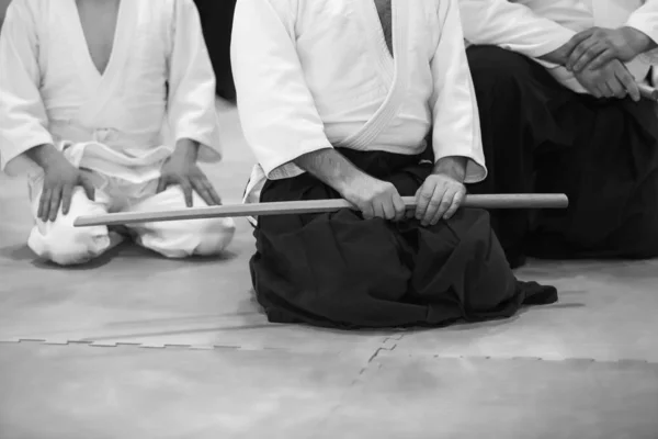 Persone in kimono sul seminario di formazione sulle armi marziali — Foto Stock