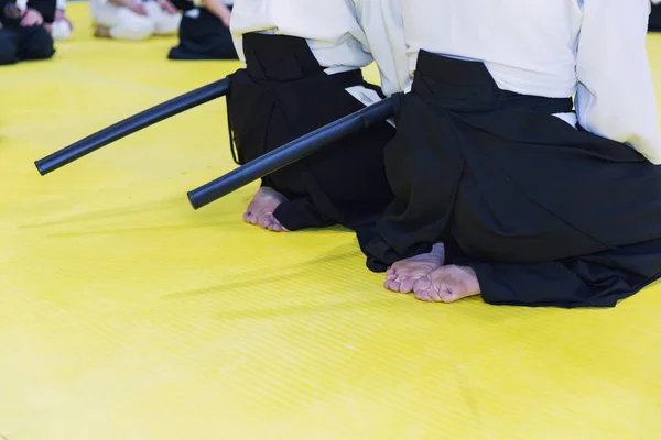 Pessoas em quimono em artes marciais seminário de treinamento de armas — Fotografia de Stock