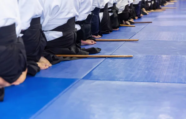 Personas en kimono en el seminario de entrenamiento de armas de artes marciales — Foto de Stock