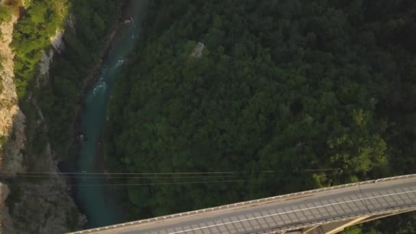 Puente Djurdjevic sobre el río Tara en el norte de Montenegro. Imágenes aéreas — Vídeos de Stock