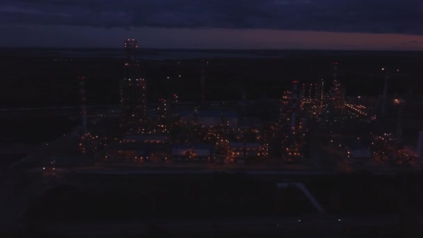 Vista aérea da fábrica de refinaria de petróleo ao pôr do sol — Vídeo de Stock