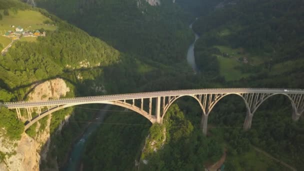 몬테네그로 북부의 타라 강을 가로지르는 주르드제비치 다리. 항공 영상 — 비디오