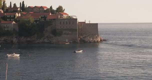 Un metraje de la isla Sveti Stefan en Budva — Vídeo de stock