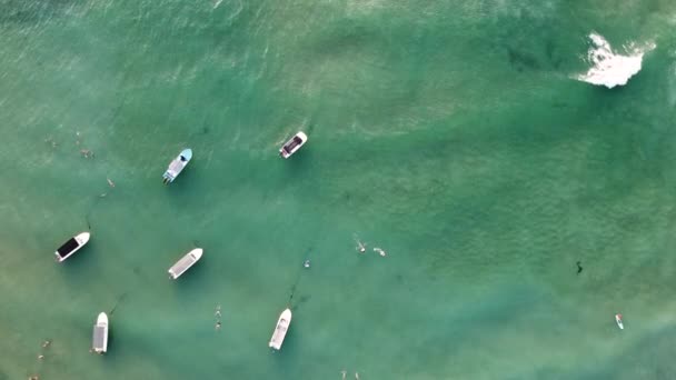 Barcos de velocidad atracados en la laguna azul cerca de la playa tropical — Vídeo de stock