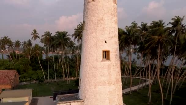 Imágenes aéreas del antiguo faro de piedra blanca ubicado en la isla — Vídeo de stock