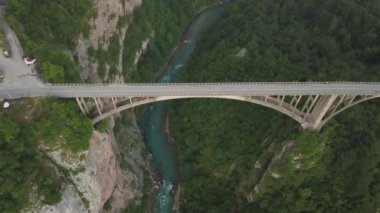 Kuzey Karadağ'daki Tara Nehri üzerindeki Curceviç Köprüsü. Havadan çekilen görüntüler