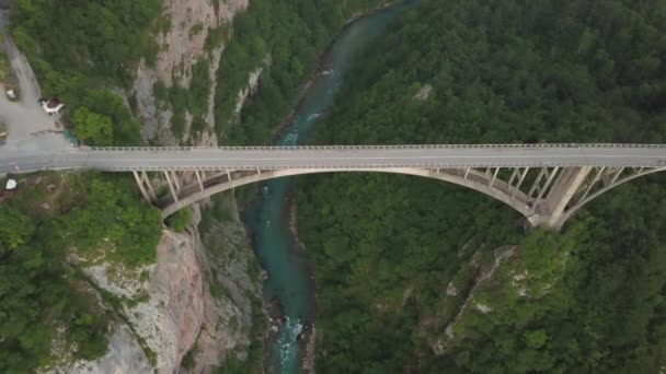 Djurdjevic överbryggar över floden Tara i norra Montenegro. Flygbilder — Stockvideo