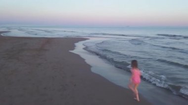 Denizde oynayan küçük kız ve erkek kardeş.