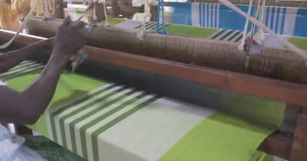 Uma filmagem de uma mulher usando tear em uma fábrica tradicional asiática — Vídeo de Stock