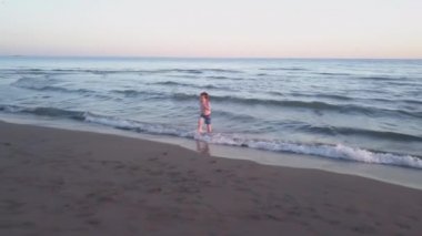 Denizde oynayan küçük kız ve erkek kardeş.