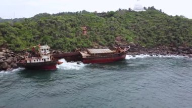 Paslı gemi enkazı karaya oturdu. Sri Lanka