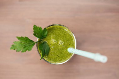 Bir bardak maydanoz ile yeşil smoothie