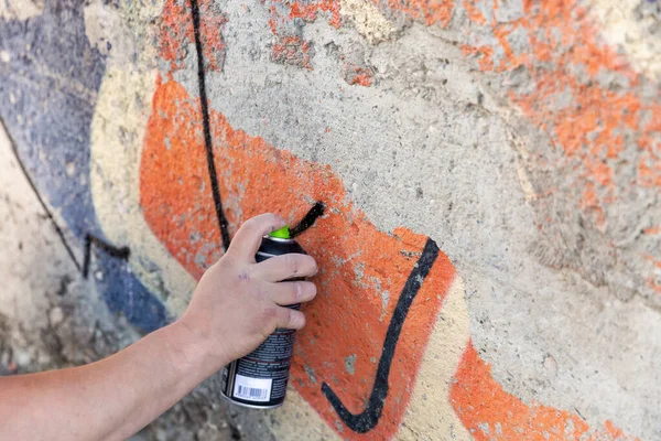 Graffiti artist painting with aerosol spray bottle — Stock Photo, Image