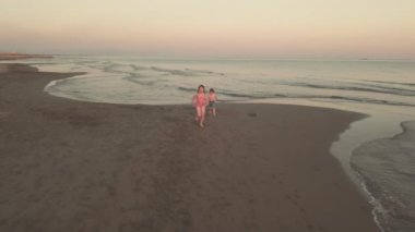 Denizde oynayan küçük kız ve erkek kardeş.