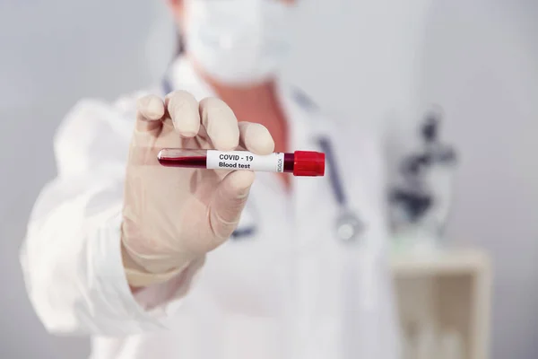 Araştırma laboratuarındaki bilim adamı doktorun elinde bulunan vakum tüpündeki kan örneğine bulaşmış.