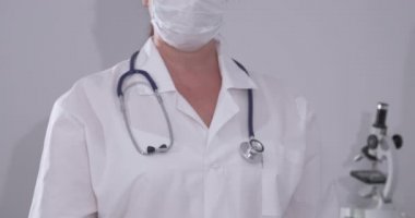 Araştırma laboratuarındaki bilim adamı doktorun elinde bulunan vakum tüpündeki kan örneğine bulaşmış.