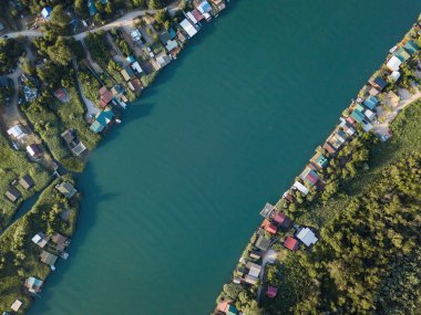Nehir kıyısında yüzen restoranlar ve pansiyonlar
