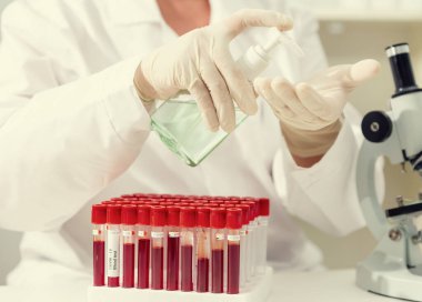 Araştırma laboratuarında kadın doktor. Aşı araştırma konsepti