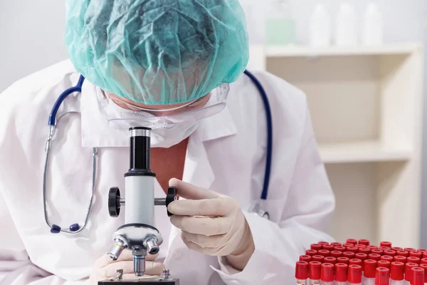 Doctora en laboratorio de investigación. Concepto de investigación vacunal — Foto de Stock