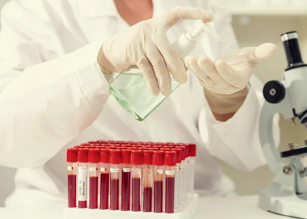 Doctora en laboratorio de investigación. Concepto de investigación vacunal — Foto de Stock