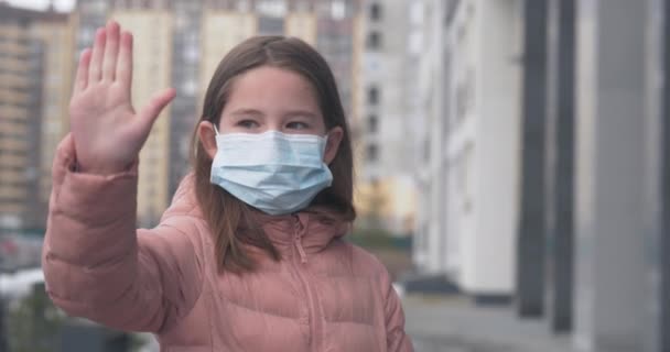 Een meisje met masker toont stop handen gebaar voor stop corona virus uitbraak — Stockvideo