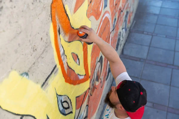 Graffiti artist painting with aerosol spray bottle — Stock Photo, Image