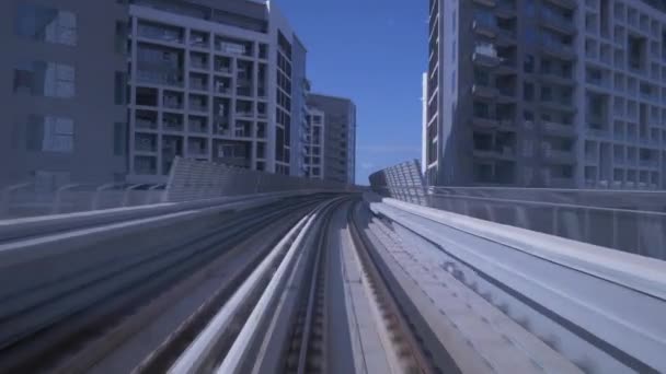 U-Bahn-Fahrt in Dubai in der goldenen Klasse — Stockvideo