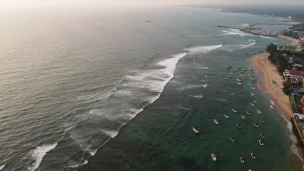 Snelheidsboten in de blauwe lagune bij het tropische strand — Stockvideo