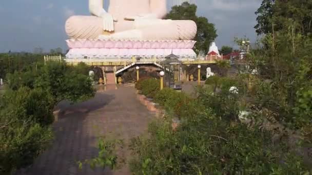 Grote Boeddha in Kande Vihara Tempel, Sri Lanka. februari, 25 2020 — Stockvideo