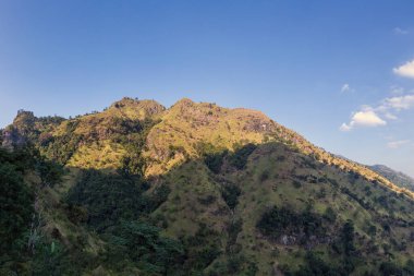 Ella Rock ve Little Adam gün batımında Sri Lanka 'da zirve yapıyor.