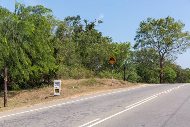 Sri Lanka 'da bir yol boyunca fil işareti